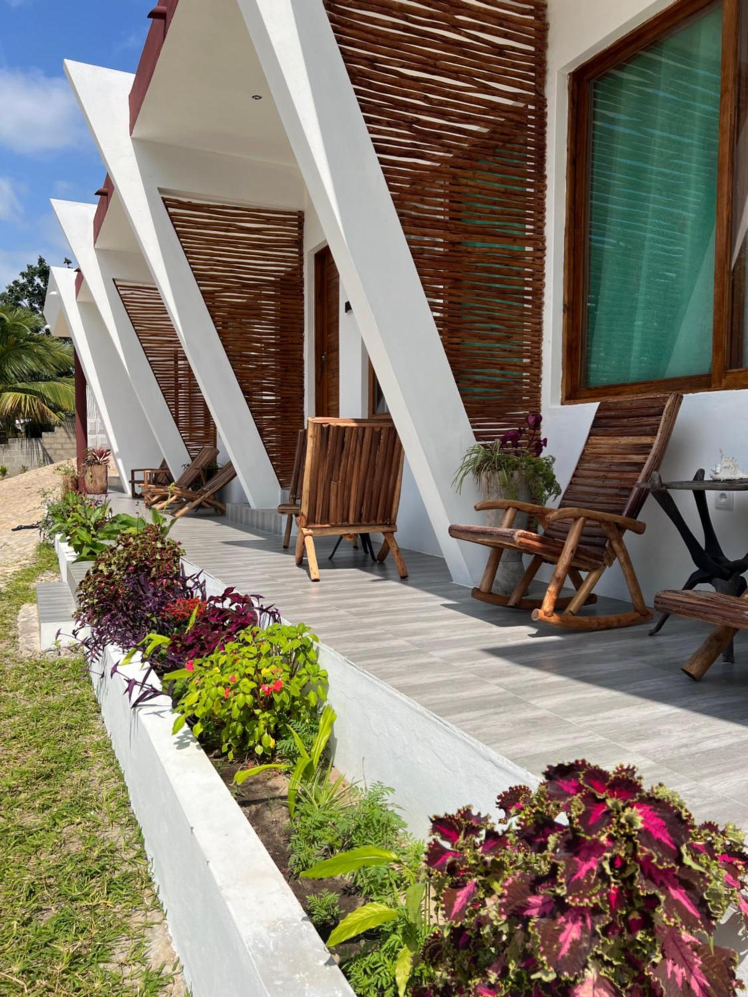 New Giraffe House Bed & Breakfast Vilanculos Exterior photo